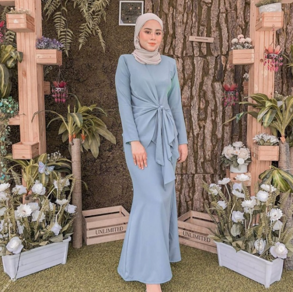 Gaun bridesmaid dengan rok beralur